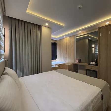 Hotel La Es Bella *