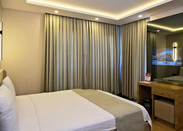 Hotel La Es Bella *
